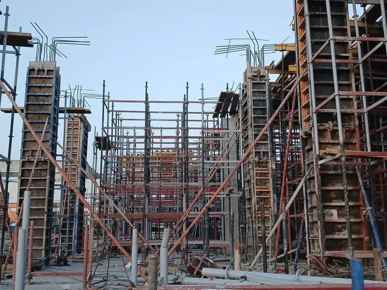 Устройство опалубки монолитных колонн на объекте общестроя